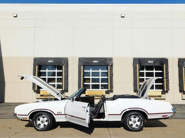 Photo of 1970 White /Black Stripes Oldsmobile 442