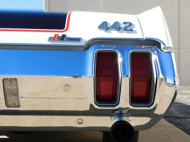 Photo of 1970 White /Black Stripes Oldsmobile 442
