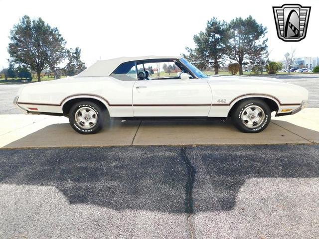 Photo of 1970 White /Black Stripes Oldsmobile 442