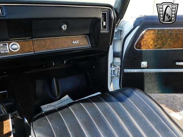 Photo of 1970 White /Black Stripes Oldsmobile 442