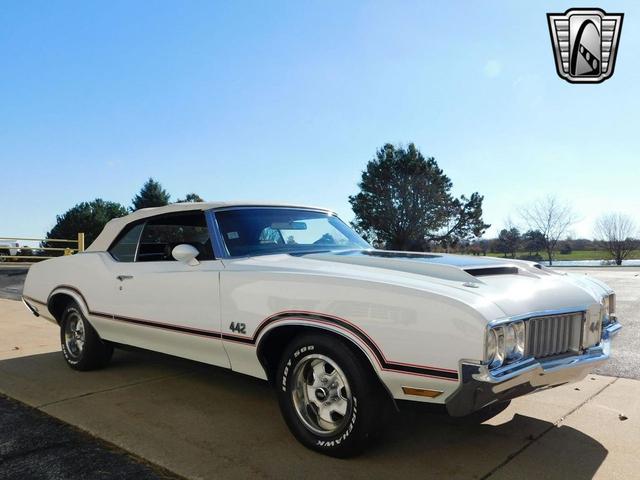 Photo of 1970 White /Black Stripes Oldsmobile 442