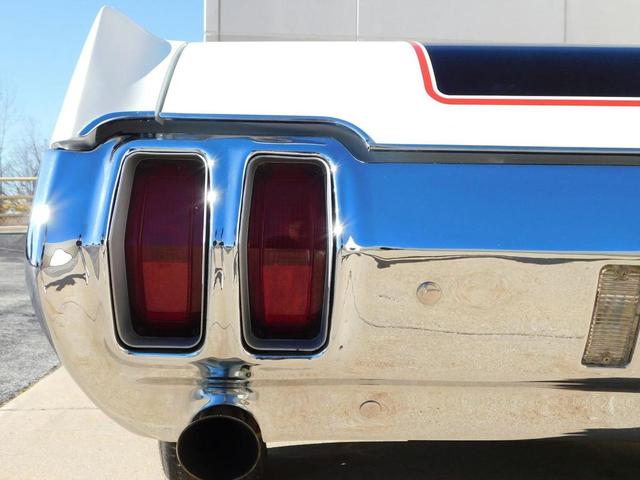 Photo of 1970 White /Black Stripes Oldsmobile 442