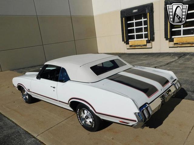 Photo of 1970 White /Black Stripes Oldsmobile 442