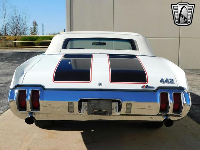 Photo of 1970 White /Black Stripes Oldsmobile 442