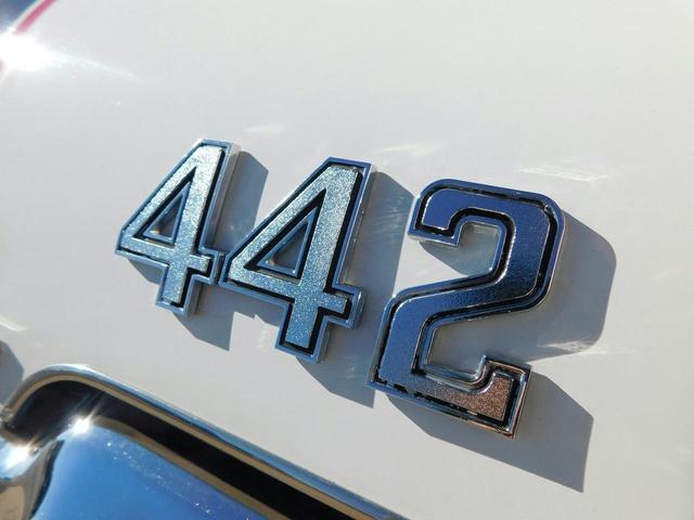 Photo of 1970 White /Black Stripes Oldsmobile 442