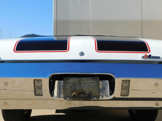 Photo of 1970 White /Black Stripes Oldsmobile 442