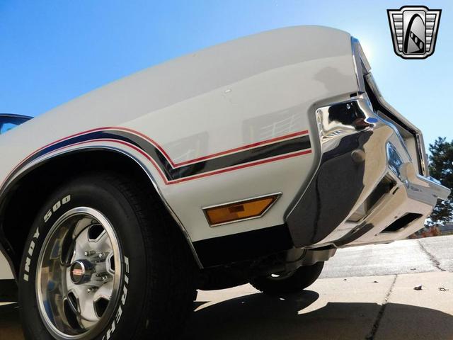 Photo of 1970 White /Black Stripes Oldsmobile 442