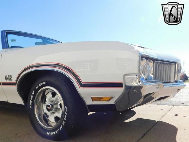 Photo of 1970 White /Black Stripes Oldsmobile 442