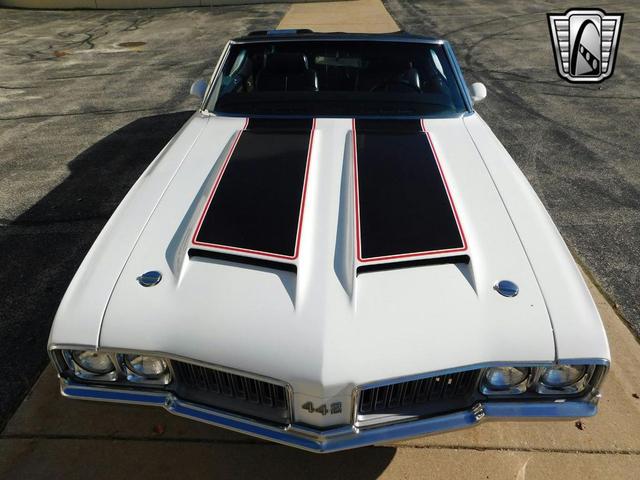 Photo of 1970 White /Black Stripes Oldsmobile 442
