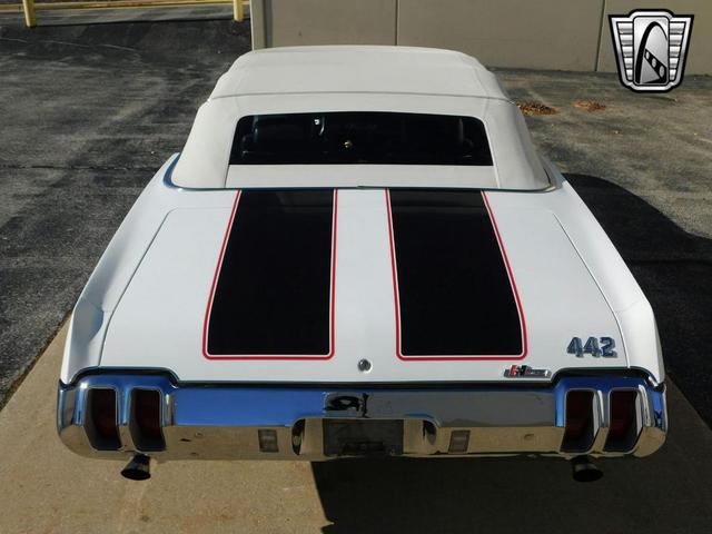 Photo of 1970 White /Black Stripes Oldsmobile 442