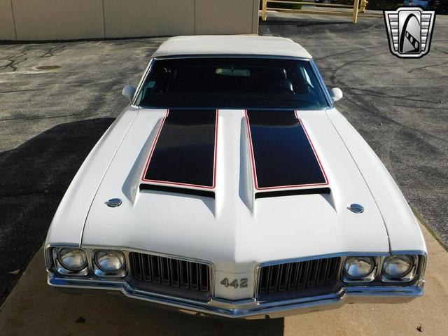 Photo of 1970 White /Black Stripes Oldsmobile 442