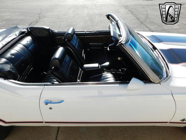 Photo of 1970 White /Black Stripes Oldsmobile 442
