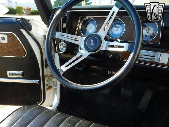 Photo of 1970 White /Black Stripes Oldsmobile 442
