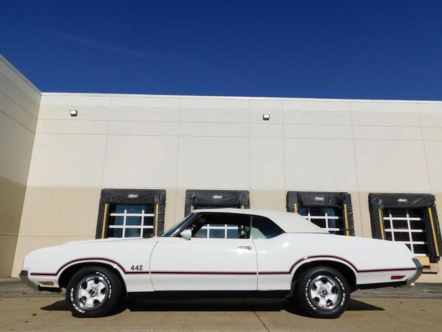 Photo of 1970 White /Black Stripes Oldsmobile 442