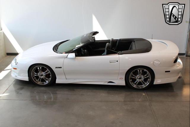 Photo of 2000 Arctic White Chevrolet Camaro