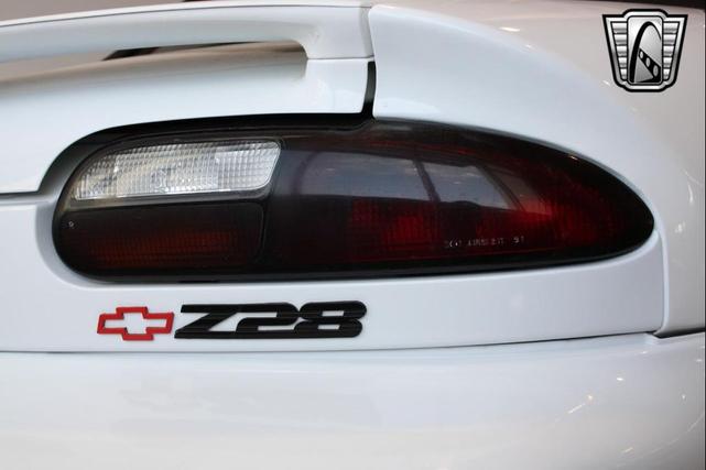 Photo of 2000 Arctic White Chevrolet Camaro