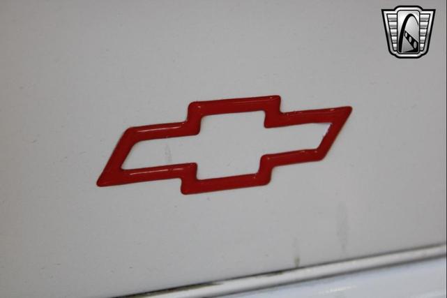 Photo of 2000 Arctic White Chevrolet Camaro