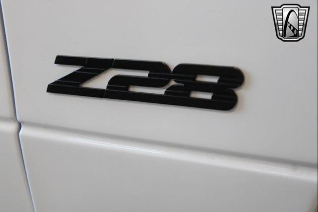Photo of 2000 Arctic White Chevrolet Camaro