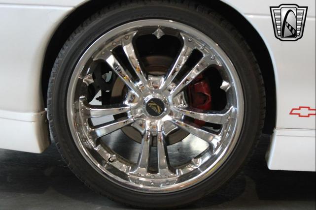 Photo of 2000 Arctic White Chevrolet Camaro
