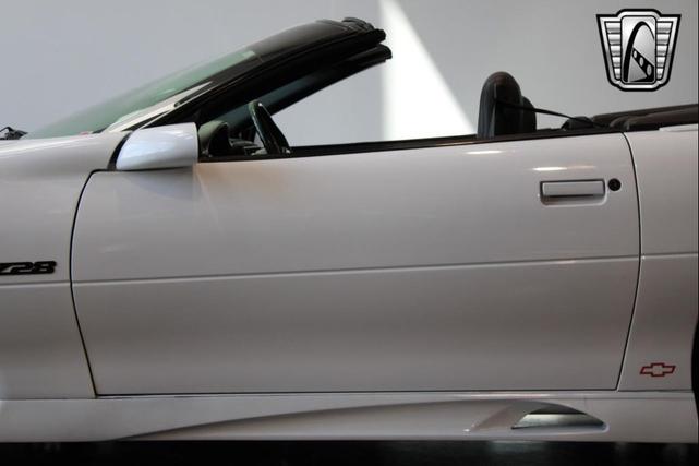 Photo of 2000 Arctic White Chevrolet Camaro