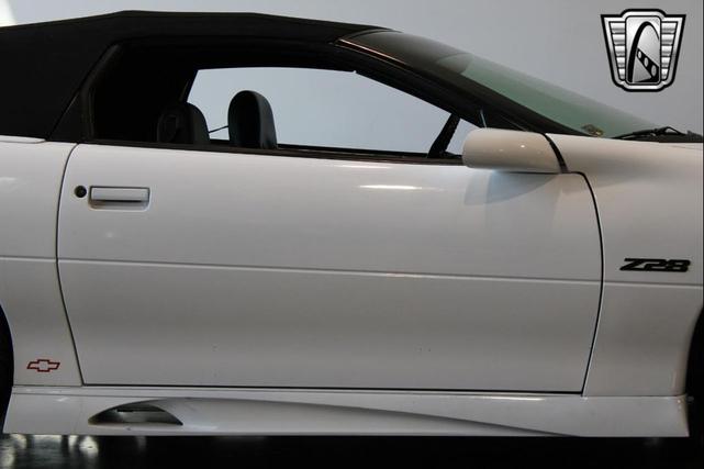 Photo of 2000 Arctic White Chevrolet Camaro
