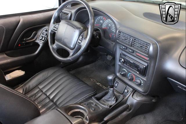 Photo of 2000 Arctic White Chevrolet Camaro