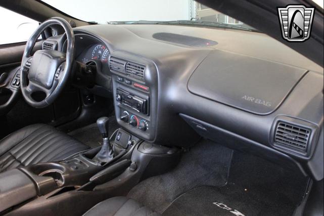 Photo of 2000 Arctic White Chevrolet Camaro