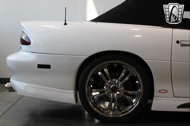 Photo of 2000 Arctic White Chevrolet Camaro