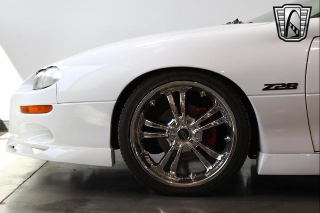 Photo of 2000 Arctic White Chevrolet Camaro