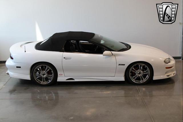 Photo of 2000 Arctic White Chevrolet Camaro