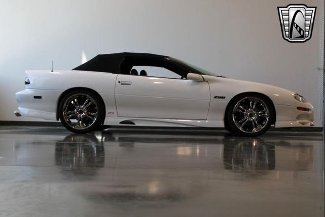 Photo of 2000 Arctic White Chevrolet Camaro