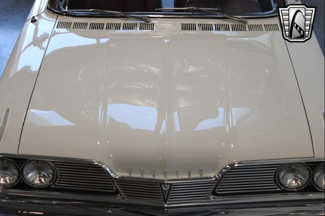 Photo of 1962 White Pontiac Tempest