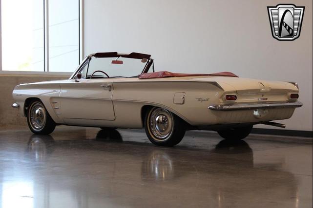 Photo of 1962 White Pontiac Tempest
