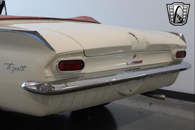 Photo of 1962 White Pontiac Tempest