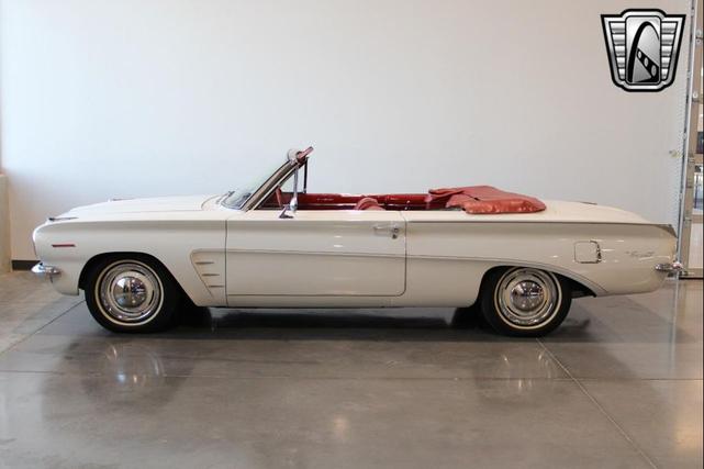 Photo of 1962 White Pontiac Tempest