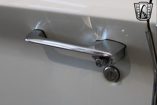 Photo of 1962 White Pontiac Tempest