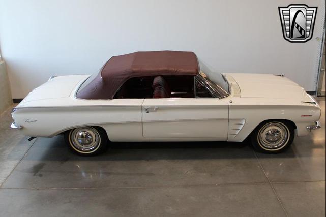 Photo of 1962 White Pontiac Tempest