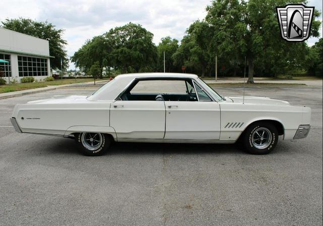 Photo of 1968 White Chrysler 300