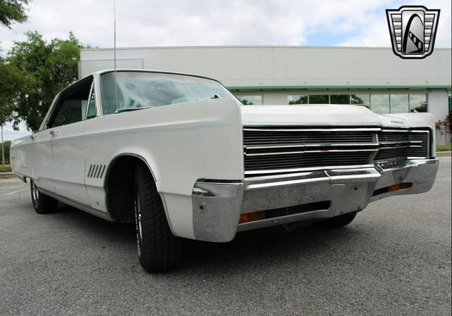 Photo of 1968 White Chrysler 300