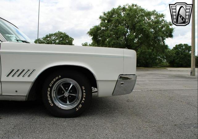 Photo of 1968 White Chrysler 300