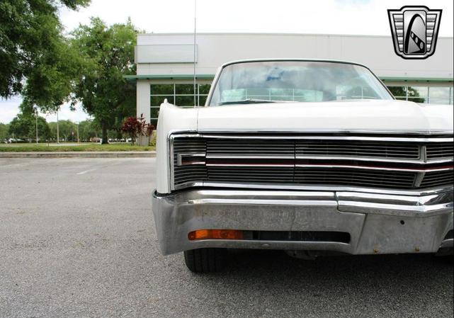 Photo of 1968 White Chrysler 300