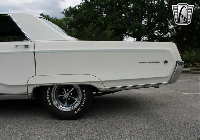 Photo of 1968 White Chrysler 300