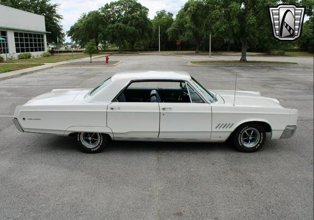 Photo of 1968 White Chrysler 300