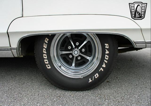 Photo of 1968 White Chrysler 300