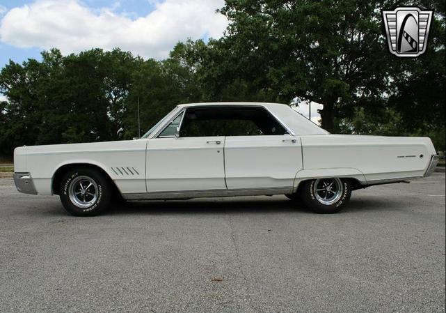 Photo of 1968 White Chrysler 300