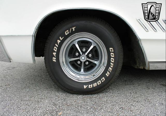 Photo of 1968 White Chrysler 300