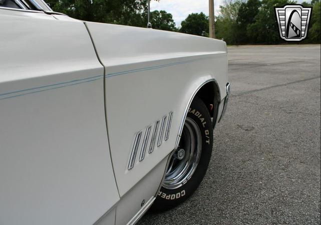 Photo of 1968 White Chrysler 300