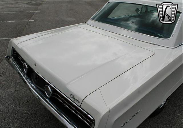 Photo of 1968 White Chrysler 300