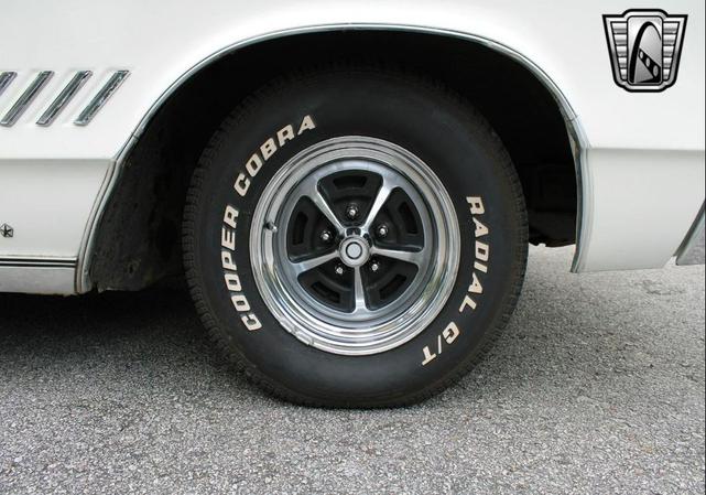 Photo of 1968 White Chrysler 300