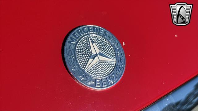 Photo of 1986 Red Mercedes-Benz 560SL